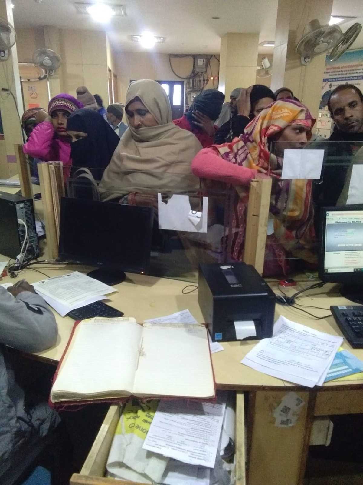 इंडियन बैंक का सर्वर हुआ डाउन, लोग परेशान इंडियन बैंक का सर्वर हुआ डाउन, लोग परेशान